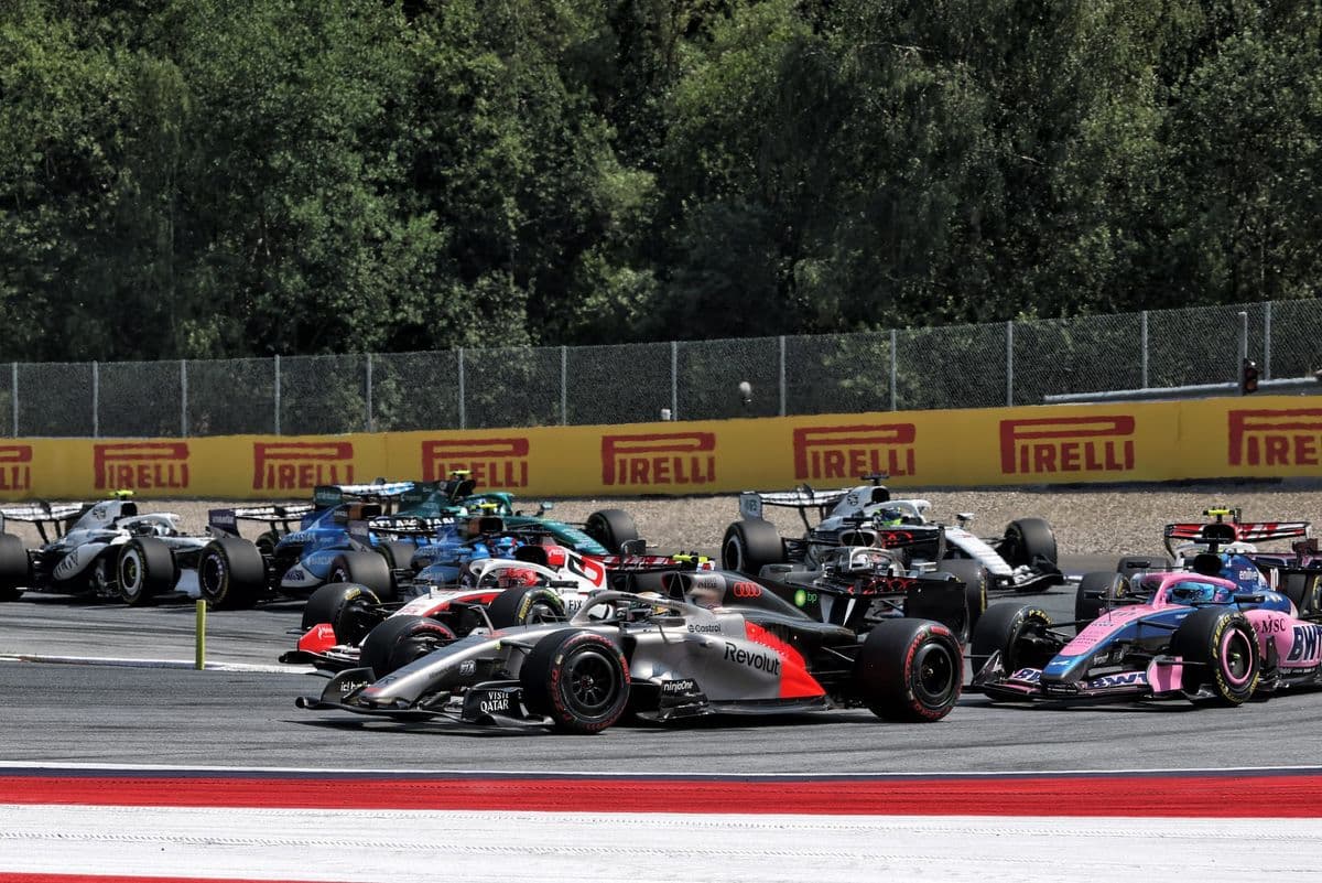 George Russell taglia il traguardo al GP d'Austria 2026 al Red Bull Ring davanti a Max Verstappen